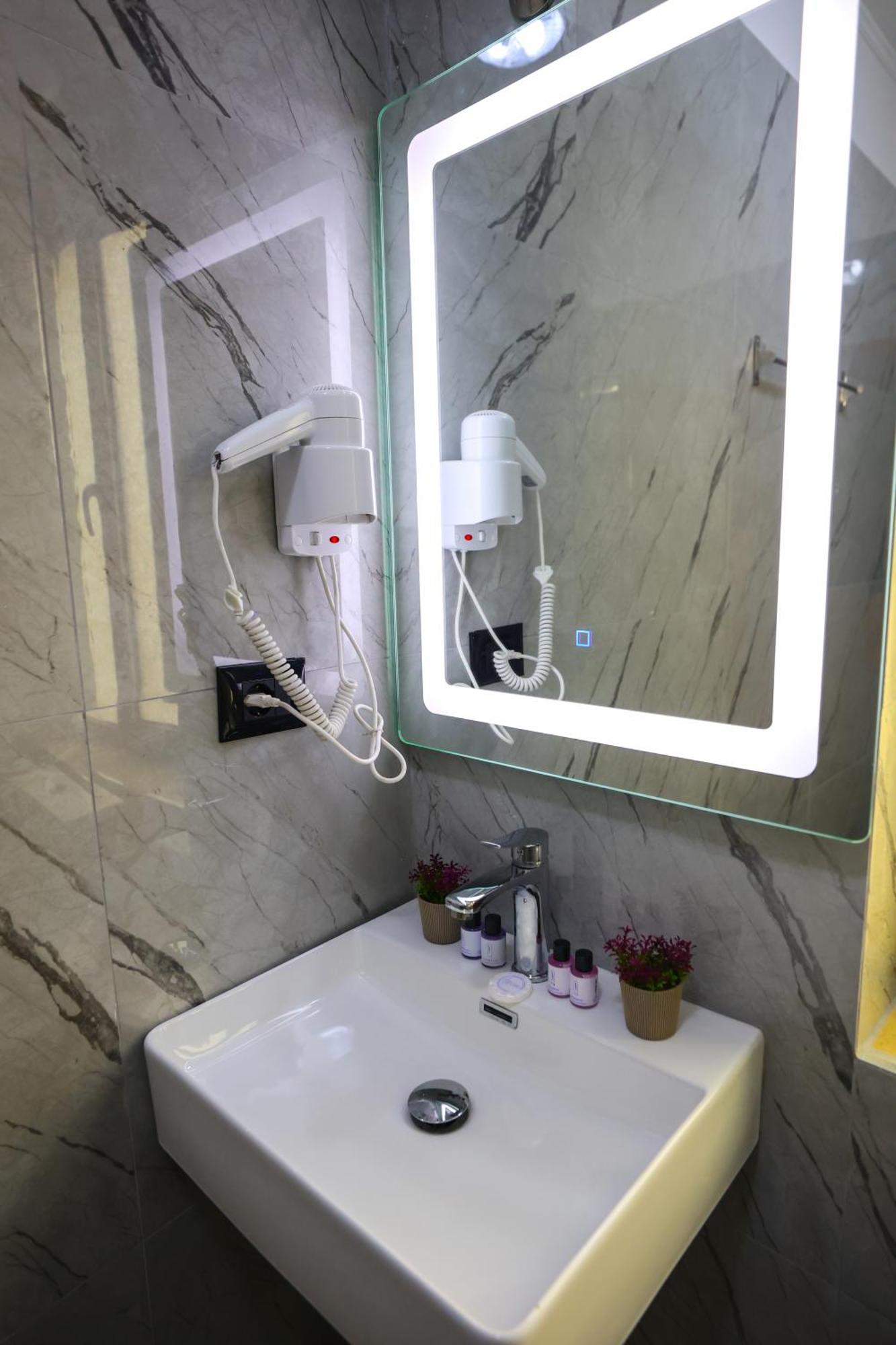Vila Alizee Hotel Tirana Esterno foto