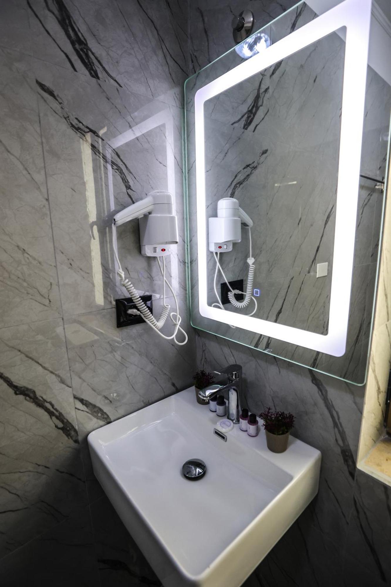 Vila Alizee Hotel Tirana Esterno foto