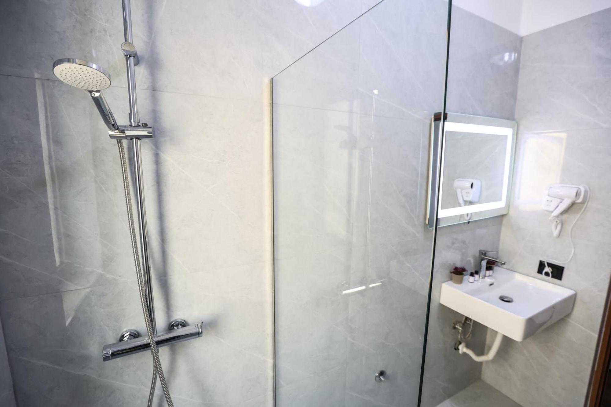 Vila Alizee Hotel Tirana Esterno foto