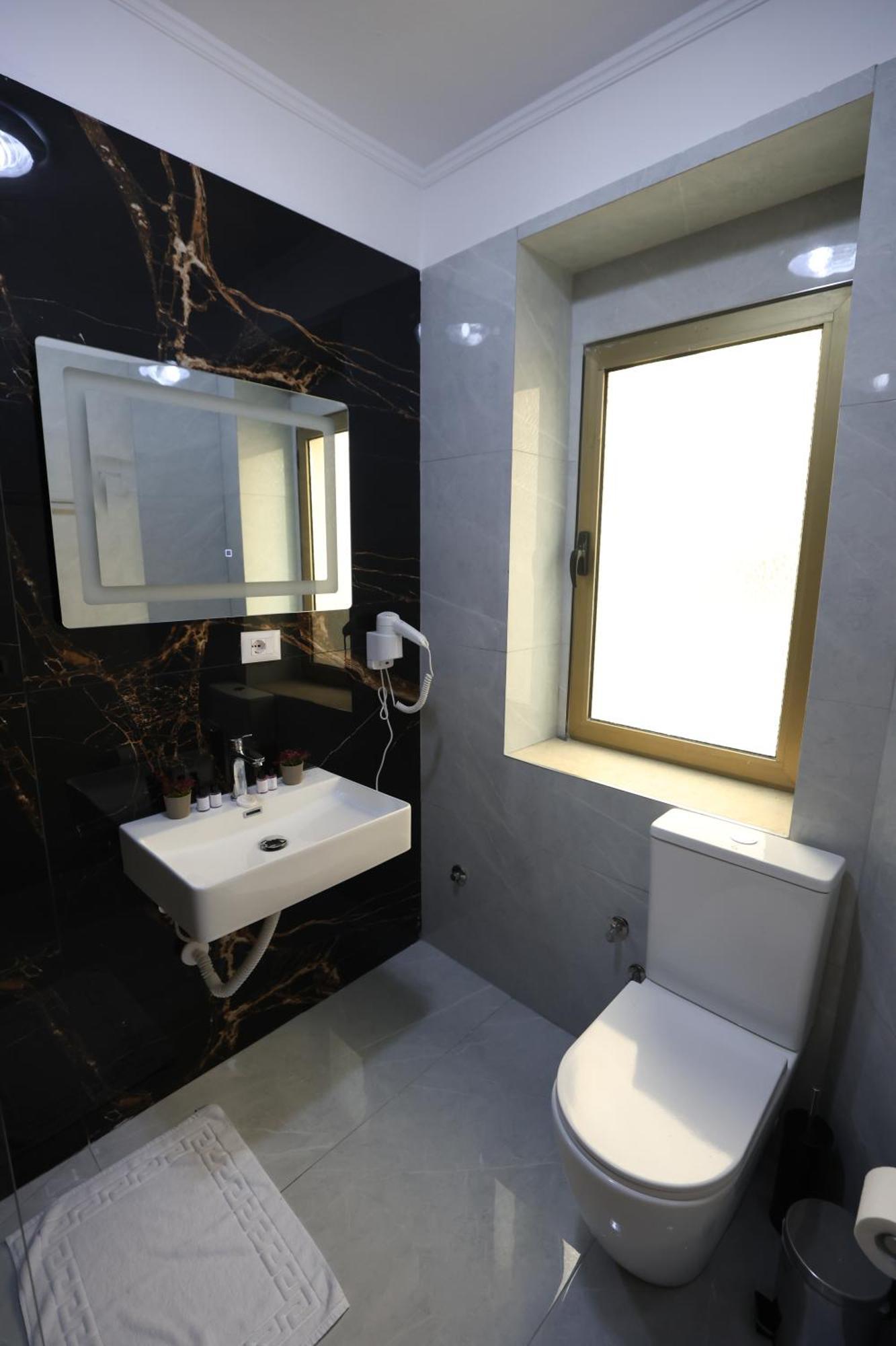Vila Alizee Hotel Tirana Esterno foto