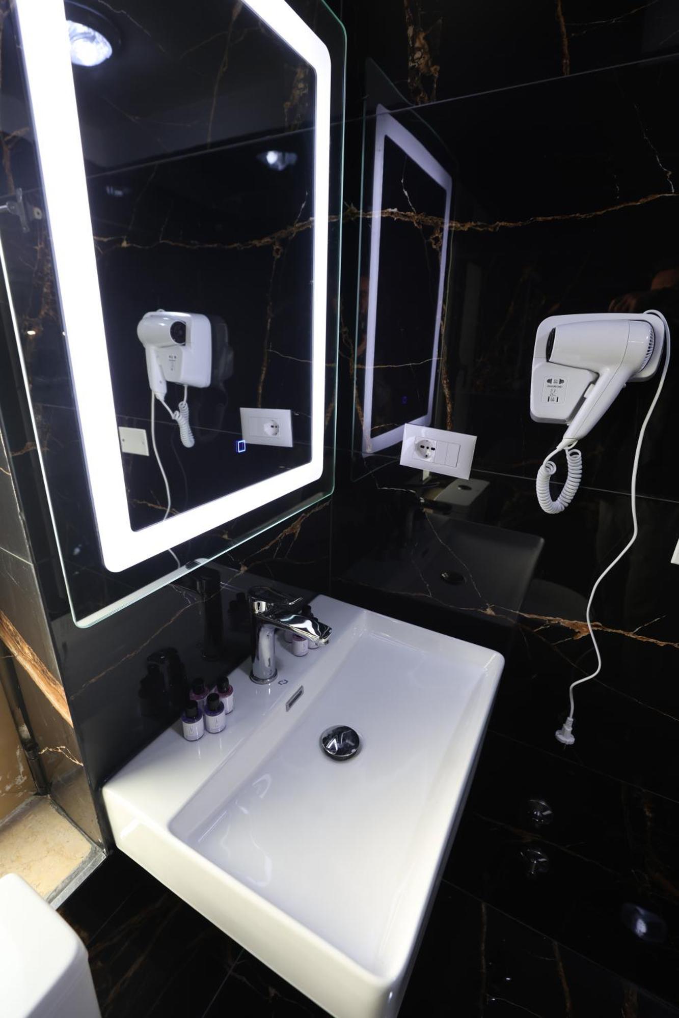 Vila Alizee Hotel Tirana Esterno foto
