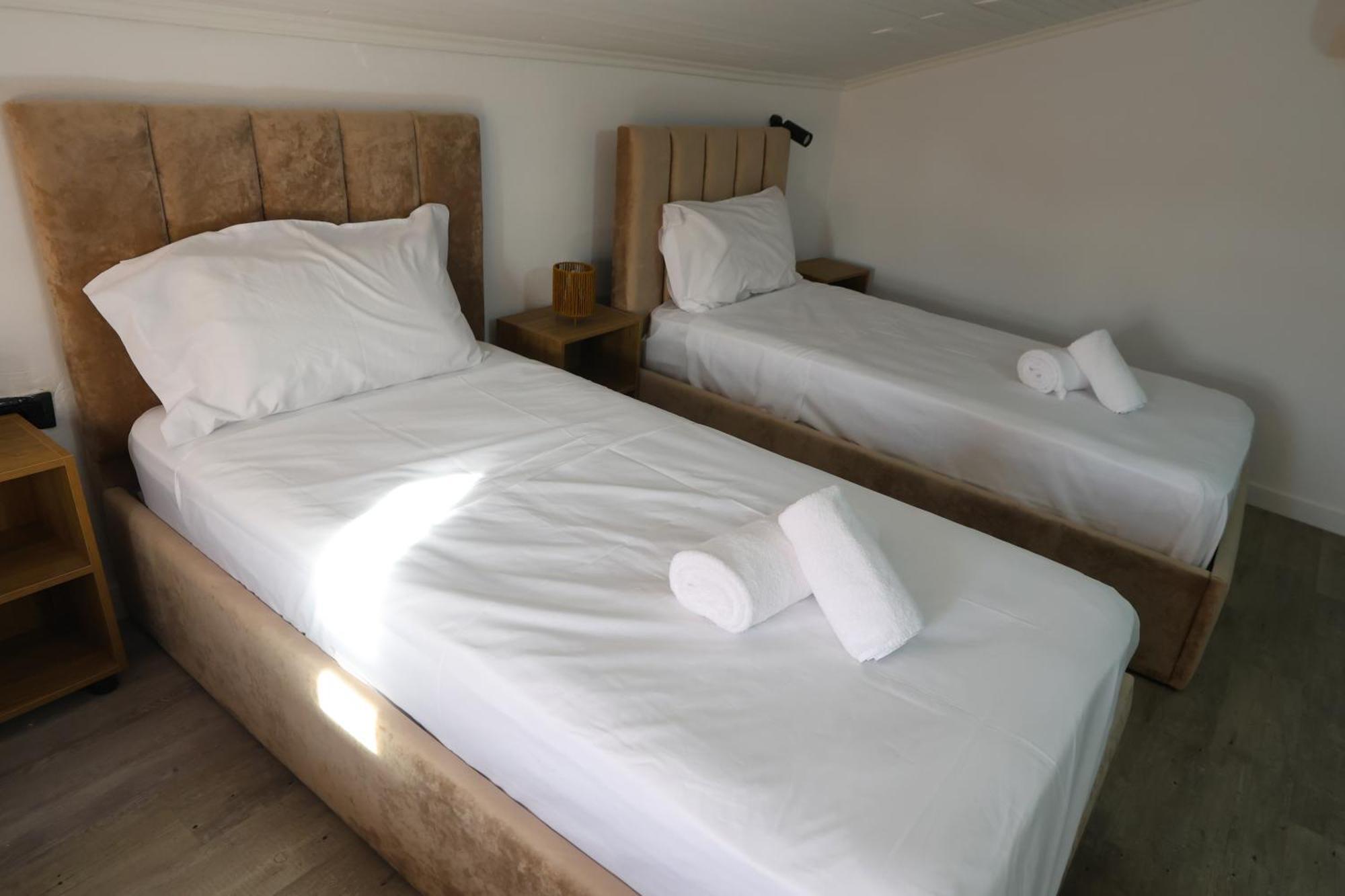 Vila Alizee Hotel Tirana Esterno foto
